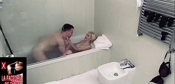 Rubia quiere polla en la bañera